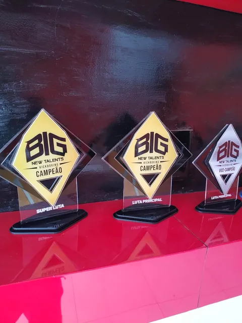 Troféus em preto e dourado. Fotografia de trabalho da VLT Acrílicos.