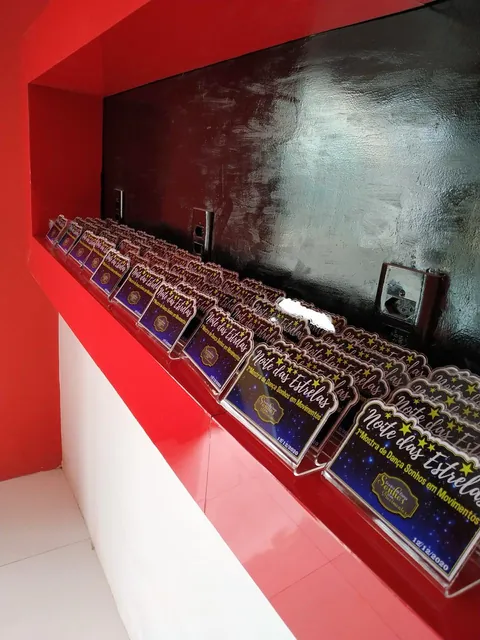 Placas de reconhecimento de talentos. Fotografia de trabalho da VLT Acrílicos.