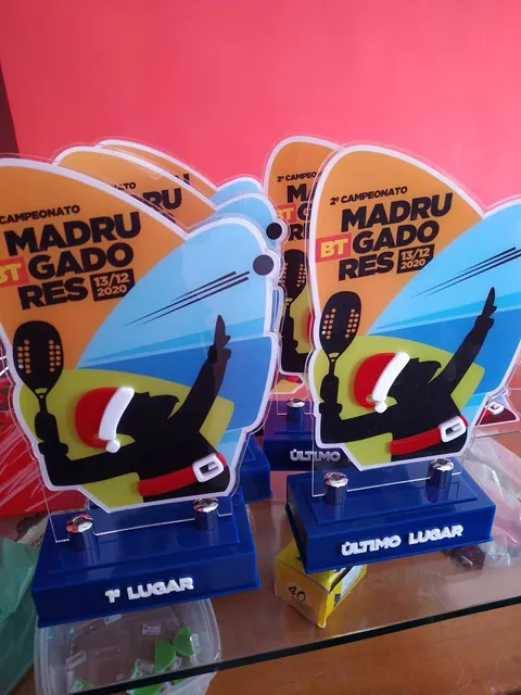 Detalhe de troféus para beach tennis. Fotografia de trabalho da VLT Acrílicos.