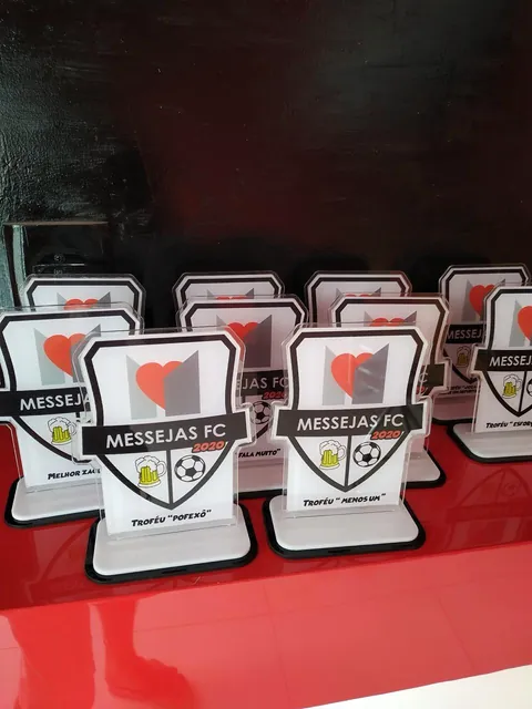 Conjunto de troféus Messias FC. Fotografia de trabalho da VLT Acrílicos.