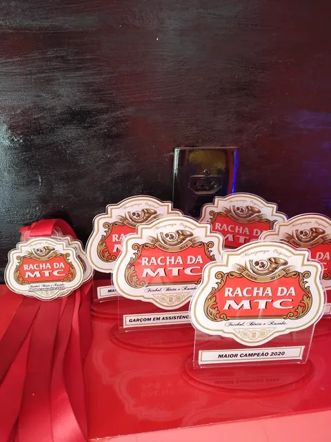 Troféus personalizados Rachada MTC. Fotografia de trabalho da VLT Acrílicos.
