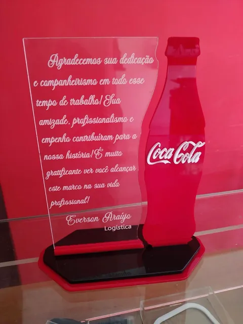 Placa de homenagem com tema personalizado. Fotografia de trabalho da VLT Acrílicos.