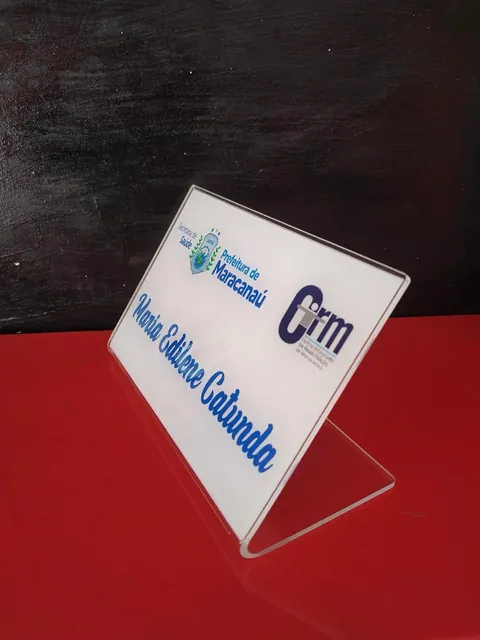 Display de identificação para mesa. Fotografia de trabalho da VLT Acrílicos.