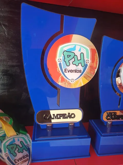 Troféu azul PH Eventos. Fotografia de trabalho da VLT Acrílicos.