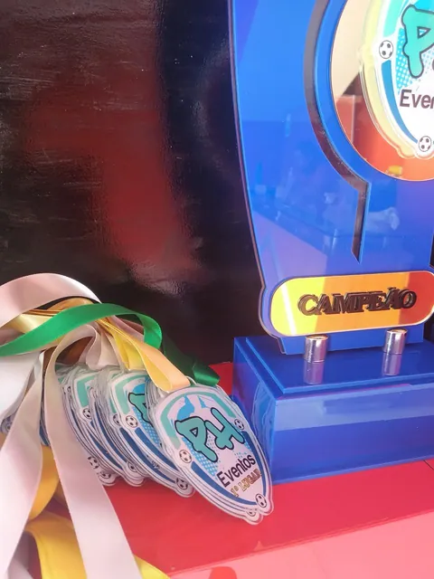 Medalhas com fitas para premiação PH. Fotografia de trabalho da VLT Acrílicos.