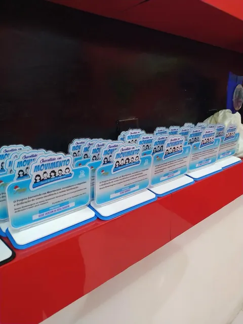 Conjunto de placas de reconhecimento. Fotografia de trabalho da VLT Acrílicos.