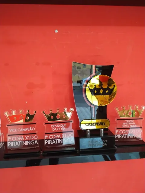 Conjunto de troféus com coroas. Fotografia de trabalho da VLT Acrílicos.