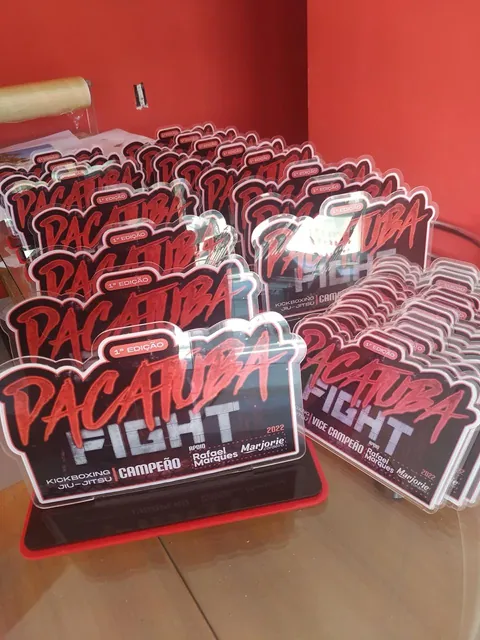 Troféus personalizados Pacatuba Fight. Fotografia de trabalho da VLT Acrílicos.