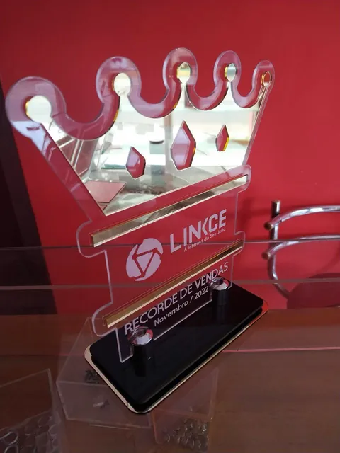 Troféu de reconhecimento por recorde de vendas. Fotografia de trabalho da VLT Acrílicos.