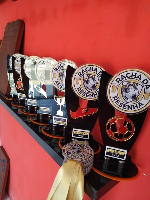Troféus e medalhas Rachada Resenha. Fotografia de trabalho da VLT Acrílicos.