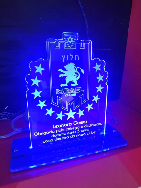 Placa de homenagem com iluminação azul. Fotografia de trabalho da VLT Acrílicos.
