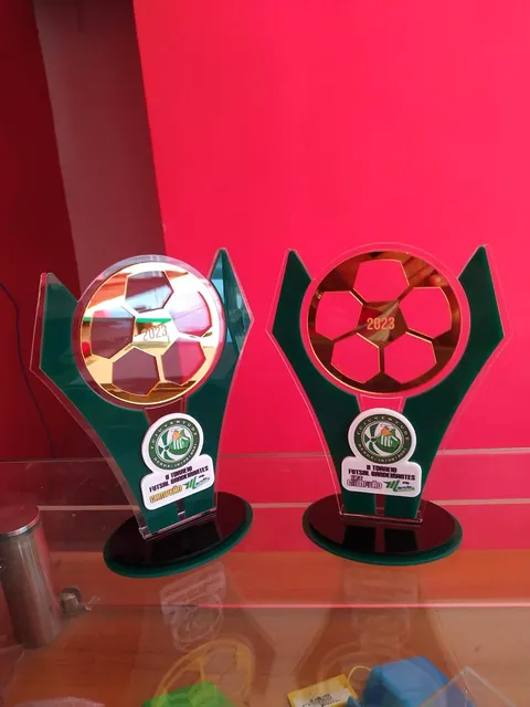 Troféus com bola de futebol. Fotografia de trabalho da VLT Acrílicos.