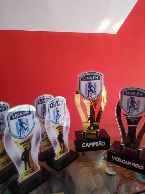 Conjunto de troféus Liga PH. Fotografia de trabalho da VLT Acrílicos.