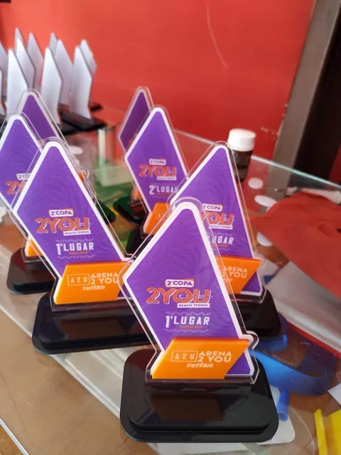 Troféus em roxo e laranja para campeonato. Fotografia de trabalho da VLT Acrílicos.