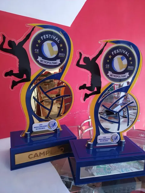 Troféus com silhuetas de voleibol. Fotografia de trabalho da VLT Acrílicos.