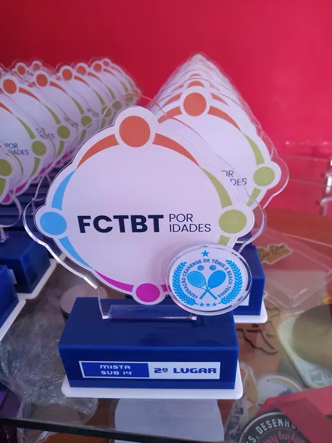 Detalhe de troféu esportivo FCTBT. Fotografia de trabalho da VLT Acrílicos.