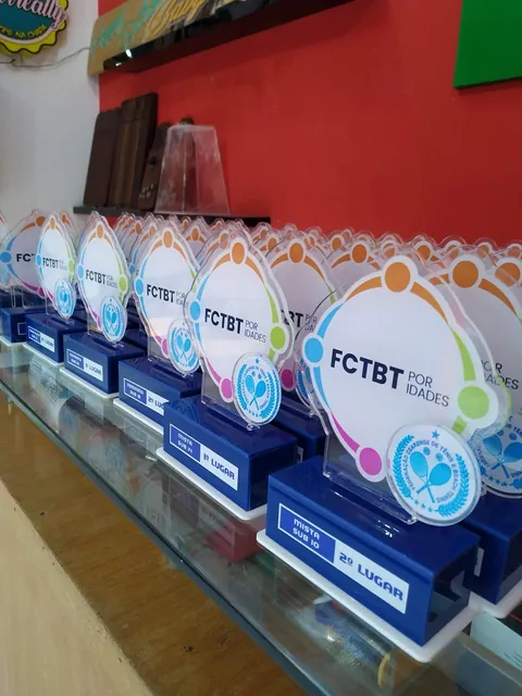 Conjunto de troféus esportivos FCTBT. Fotografia de trabalho da VLT Acrílicos.
