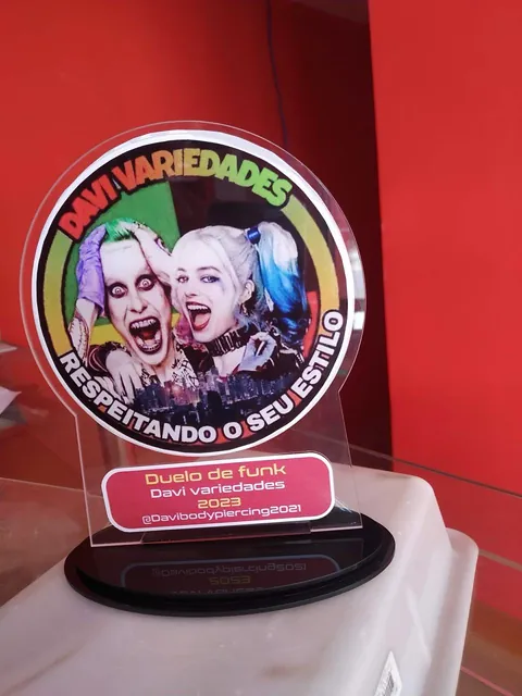 Troféus com personagens e imagens personalizados. Fotografia de trabalho da VLT Acrílicos.