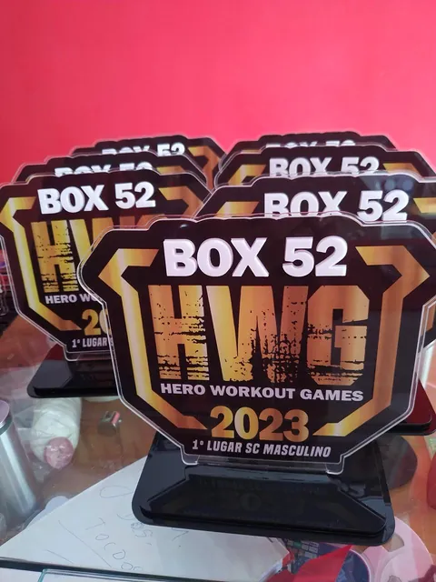Troféus para evento de treinamento Box 52. Fotografia de trabalho da VLT Acrílicos.