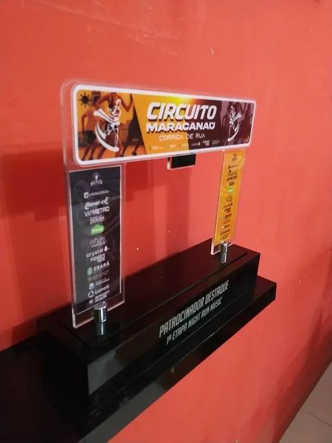 Troféu para circuito de Maracanaú. Fotografia de trabalho da VLT Acrílicos.