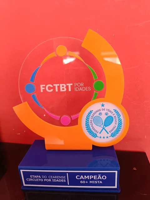 Detalhe de troféu FCTBT em azul e laranja. Fotografia de trabalho da VLT Acrílicos.