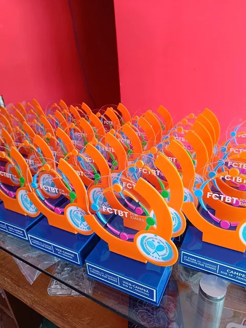 Conjunto de premiação FCTBT em azul e laranja. Fotografia de trabalho da VLT Acrílicos.