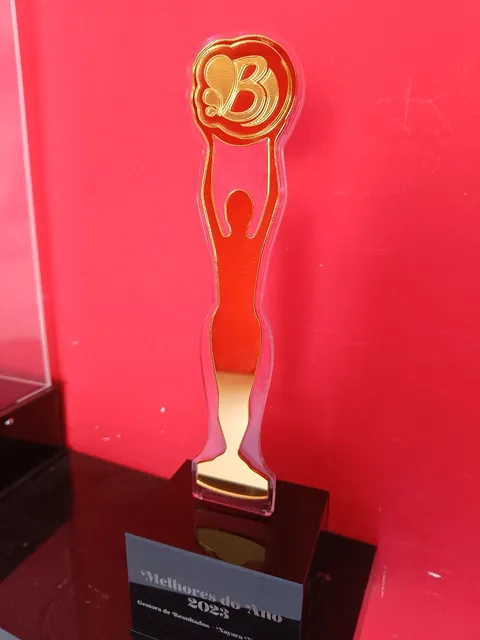 Detalhe de troféu com figura dourada. Fotografia de trabalho da VLT Acrílicos.