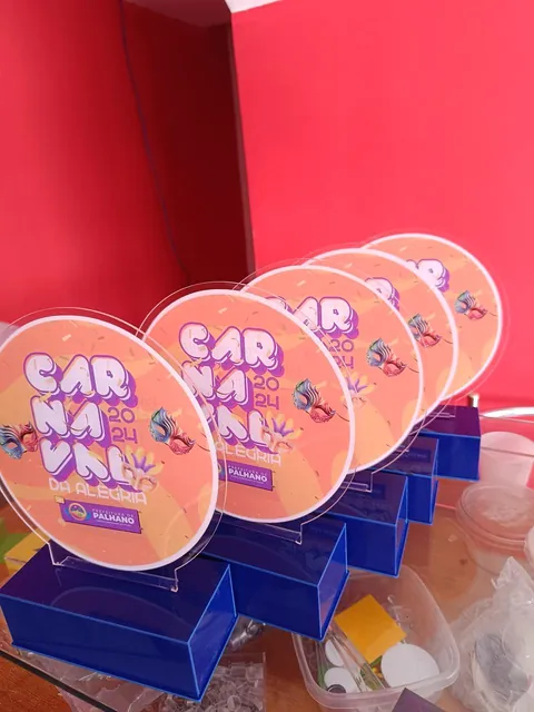 Troféus coloridos para evento de carnaval. Fotografia de trabalho da VLT Acrílicos.