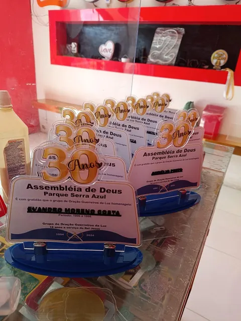 Placas comemorativas de trinta anos. Fotografia de trabalho da VLT Acrílicos.