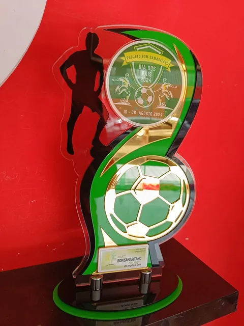 Troféu com bola de futebol em destaque. Fotografia de trabalho da VLT Acrílicos.