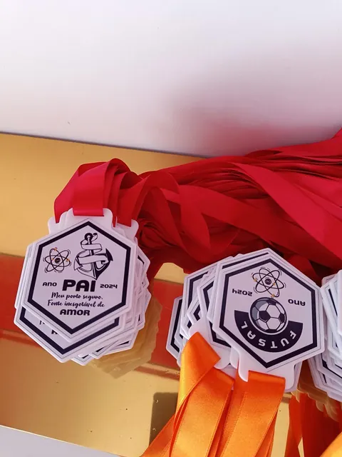 Medalhas personalizadas com tema de Dia dos Pais. Fotografia de trabalho da VLT Acrílicos.