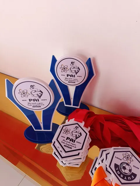 Troféus e medalhas com tema de Dia dos Pais. Fotografia de trabalho da VLT Acrílicos.