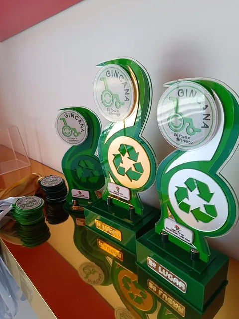 Troféus e medalhas para gincana. Fotografia de trabalho da VLT Acrílicos.