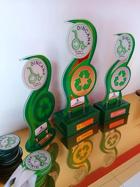Conjunto de troféus de gincana. Fotografia de trabalho da VLT Acrílicos.