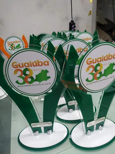 Troféus comemorativos de Guaíuba. Fotografia de trabalho da VLT Acrílicos.