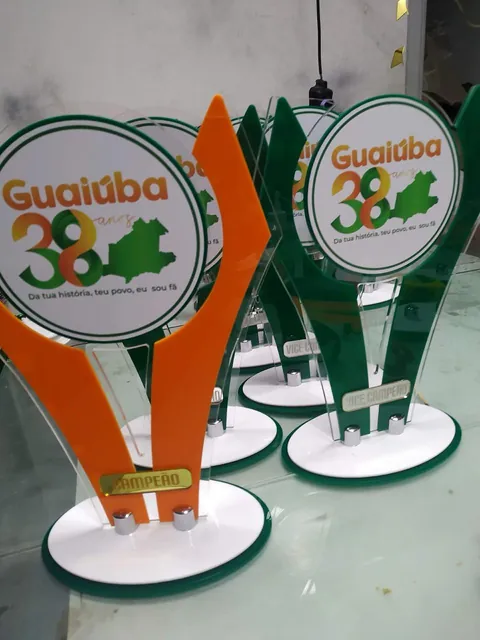 Detalhe da premiação de Guaíuba. Fotografia de trabalho da VLT Acrílicos.