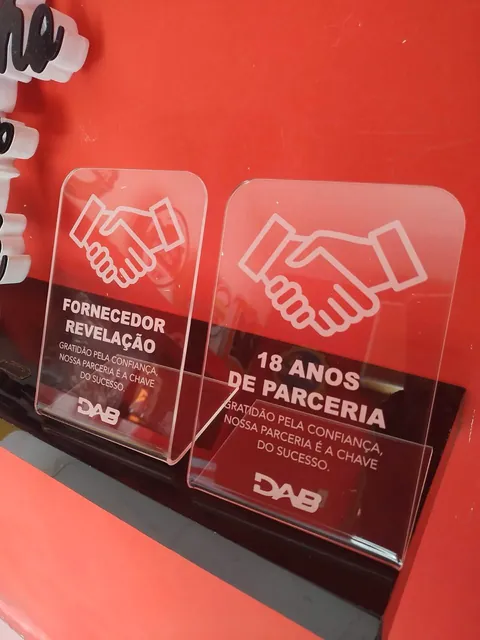 Placas de reconhecimento de parceria. Fotografia de trabalho da VLT Acrílicos.