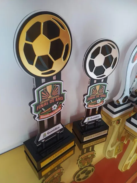 Conjunto de troféus de futebol em preto e branco. Fotografia de trabalho da VLT Acrílicos.