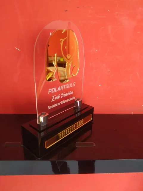 Placa de homenagem em acabamento dourado. Fotografia de trabalho da VLT Acrílicos.