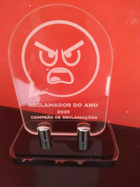 Troféu temático Reclamador do Ano. Fotografia de trabalho da VLT Acrílicos.