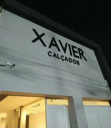 Letras aplicadas na identificação da fachada de uma loja.