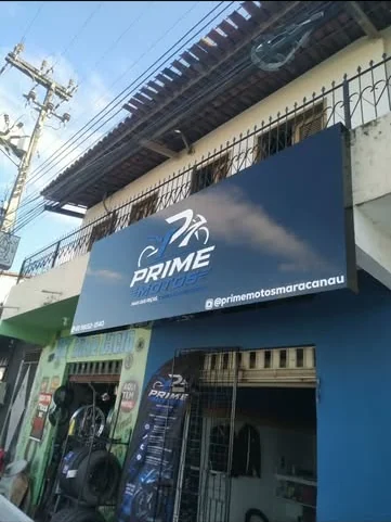 Placa retangular instalada na fachada de um estabelecimento.