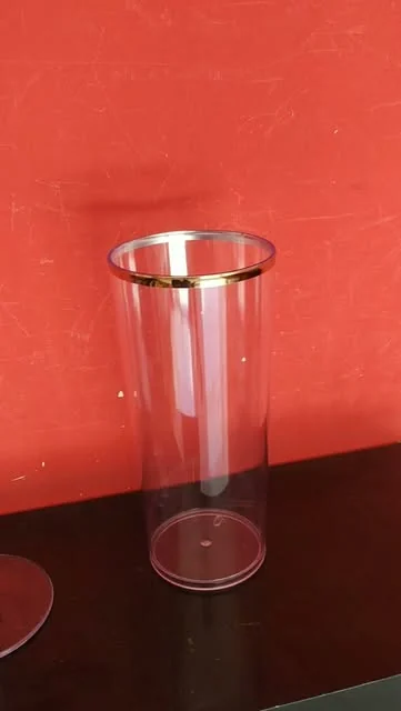 Peça transparente em acrílico com formato cilíndrico.