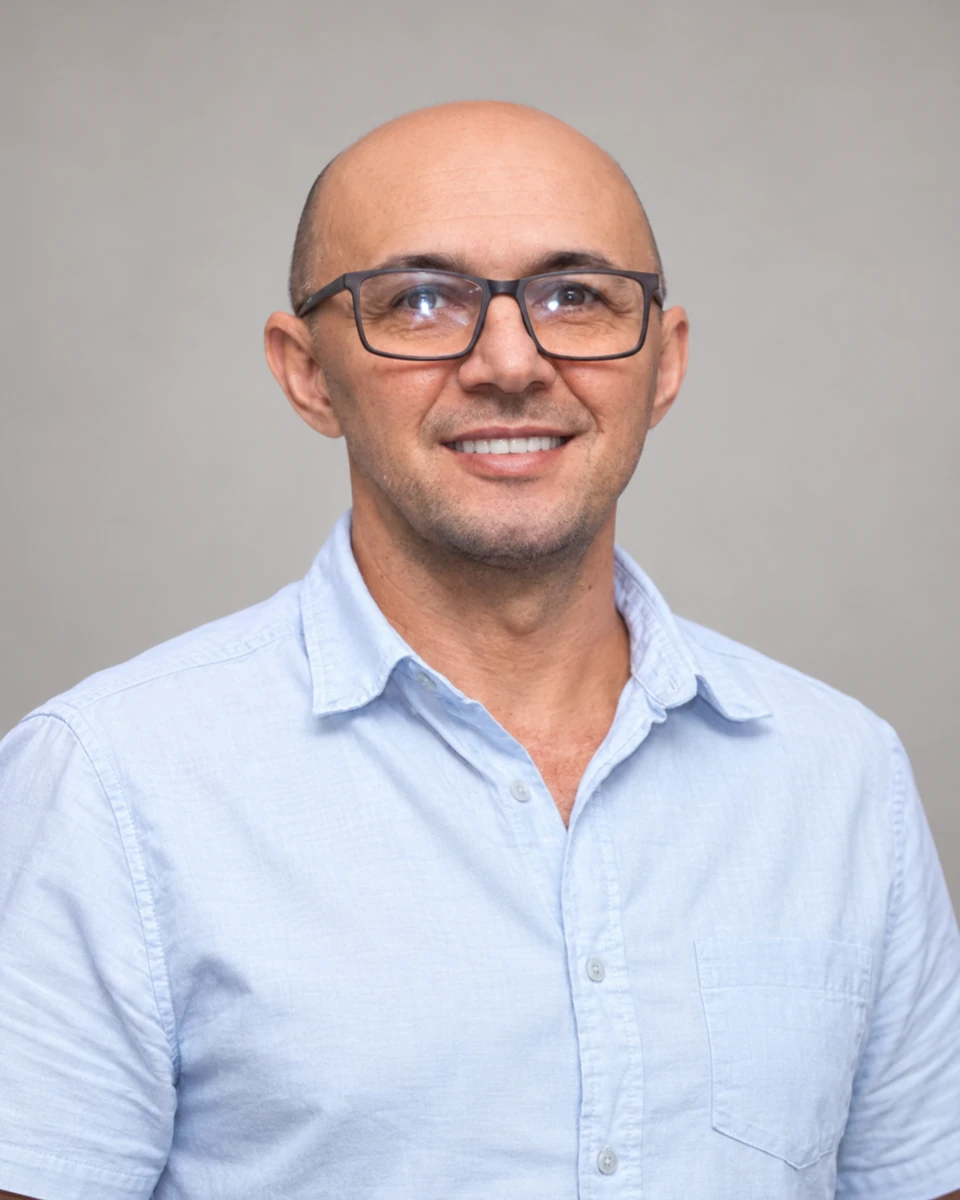 Valtemir Lopes, fundador da VLT Acrílicos, sorrindo e usando óculos.